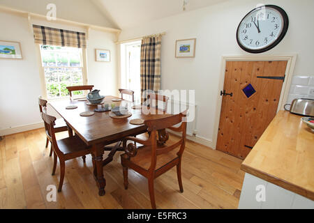 Table et chaises en bois dans un cottage traditionnel à manger. Banque D'Images