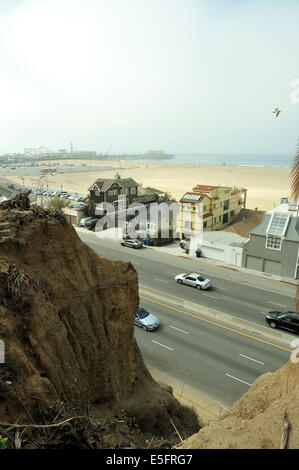 Autoroute de la côte pacifique, Santa Monica State Beach et la jetée de Santa Monica, vue à travers une grave érosion du bord de Palisades Park Banque D'Images