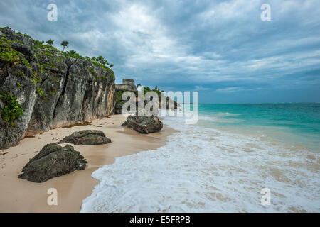 Plage de sable blanc et les ruines de Tulum, Mexique, Yuacatan Banque D'Images