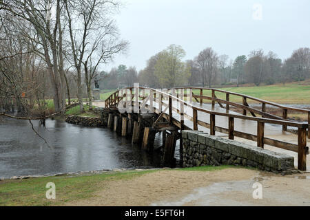 Old North Bridge et la minute statue homme, Concord, Massachusetts. Banque D'Images