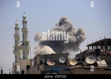 La bande de Gaza. 30 juillet, 2014. De l'air israélienne maisons ciblées dans le camp de réfugiés de Shati à l'ouest de la ville de Gaza, du camp de réfugiés de Shati ne dépasse pas une superficie d'un kilomètre carré avec plus de 200 000 réfugiés, qui fuir les combats entre l'armée israélienne et la résistance à la frontière de la bande de Gaza. Credit : Ibrahim Khader/Pacific Press/Alamy Live News Banque D'Images