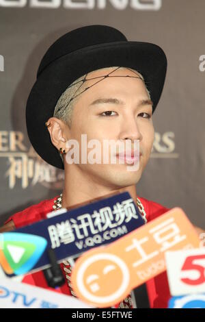 Hong Kong, Chine. 29 juillet, 2014. De Taeyang Bigbang boys band de Corée du Sud s'occupe de jeu portable 'Tour de sauveurs' évènement promotionnel à Hong Kong Convention and Exhibition Centre de Hong Kong, Chine le mardi 29 juillet, 2014. © TopPhoto/Alamy Live News Banque D'Images