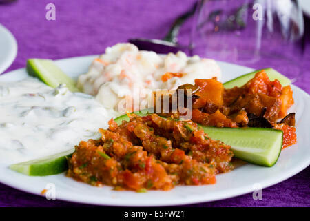 ADRASAN, Turquie Meze platter à Otel Koreli. Banque D'Images