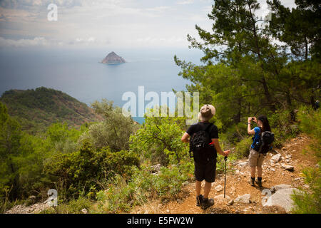 ADRASAN, Turquie trekking exode clients Clare Hall et Stan Horab sur voie lycienne. Banque D'Images