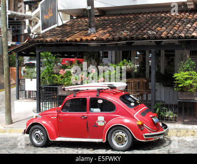 Original VW Beetle Bug rouge garée devant la maison à Puerto Vallarta, au Mexique. Banque D'Images