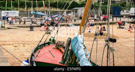 Bateau coque Endeavour, amarrée près de la plage à Leigh on Sea, Essex, Royaume-Uni. Banque D'Images