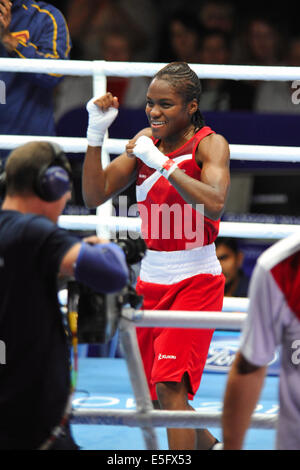 Glasgow, Ecosse, Royaume-Uni. 30 juillet, 2014. Nicola Adams (FRA) à heureux après avoir remporté son match de quart de finale chez les femmes de la concurrence de la masselotte à la XX Jeux du Commonwealth, Glasgow. Adams beat Erandi De Silva (SRI) avec un score de 120 points à 100. Crédit : Michael Preston/Alamy Live News Banque D'Images