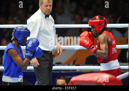 Glasgow, Ecosse, Royaume-Uni. 30 juillet, 2014. Nicola Adams (FRA, rouge) et Erandi De Silva (Sri, bleu) combats durant une bataille féroce d'aller jusqu'à la demi-finale de la masselotte de femmes aux XXES JEUX DU COMMONWEALTH, Glasgow. Adams a gagné avec un score de 120 points à 100. Crédit : Michael Preston/Alamy Live News Banque D'Images