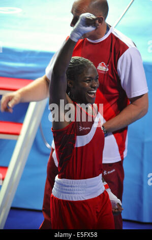 Glasgow, Ecosse, Royaume-Uni. 30 juillet, 2014. Nicola Adams (FRA) à heureux après avoir remporté son match de quart de finale chez les femmes de la concurrence de la masselotte à la XX Jeux du Commonwealth, Glasgow. Adams beat Erandi De Silva (SRI) avec un score de 120 points à 100. Crédit : Michael Preston/Alamy Live News Banque D'Images