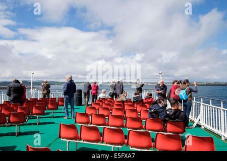 Caledonian MacBrayne passagers sur Calmac ferry pont supérieur en mer à la voile de Ullapool Stornoway Isle Of Lewis Hébrides extérieures en Écosse Banque D'Images