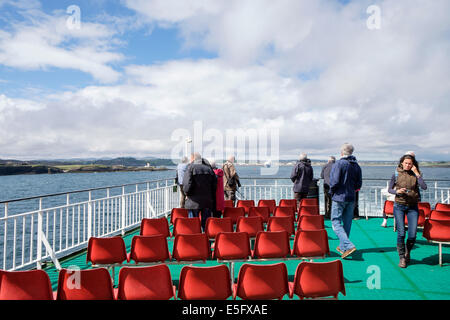 Caledonian MacBrayne passagers sur Calmac ferry pont supérieur de la voile à Ullapool Stornoway de Isle Of Lewis Outer Hebrides Scotland UK Banque D'Images