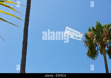 Avion de remorquage banderole aérienne annonce plus de traits de Long Beach Waterfront sur un week-end d'été. Banque D'Images