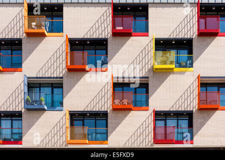 Colurful et windows petits balcons d'immeuble d'appartements modernes à Croydon, Grand Londres, Royaume-Uni Banque D'Images