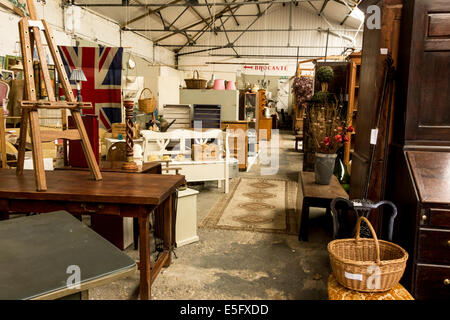 Intérieur de brocante, second-hand shop à Stroud, Gloucestershire, Royaume-Uni Banque D'Images