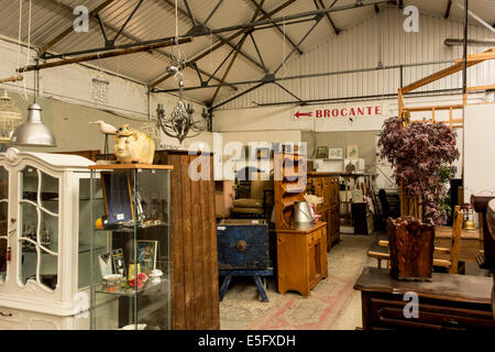 Intérieur de brocante, second-hand shop à Stroud, Gloucestershire, Royaume-Uni Banque D'Images