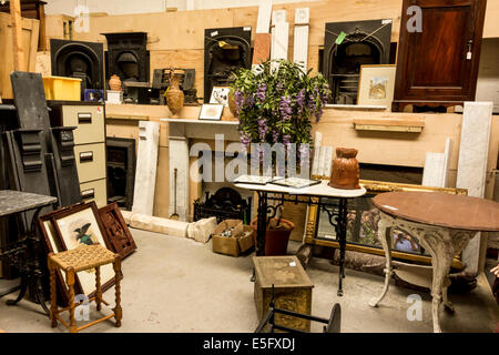 Intérieur de brocante, second-hand shop à Stroud, Gloucestershire, Royaume-Uni Banque D'Images