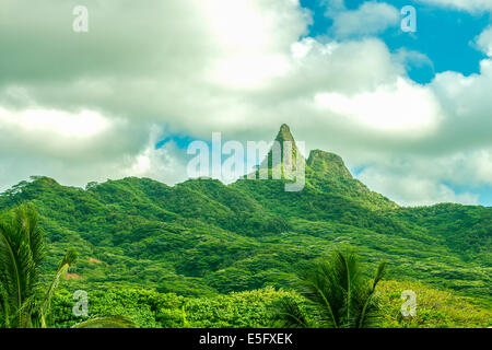 Olomana Ridge, communément appelé trois soeurs, sur le côté au vent d'Oahu, Hawaii Banque D'Images