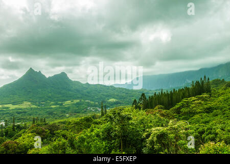 Olomana Ridge, communément appelé Trois Sœurs, et la chaîne de montagnes Koolau sur le côté au vent d'Oahu, Hawaii Banque D'Images