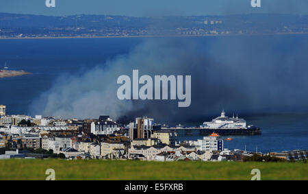 Eastbourne, Sussex, UK. 30 juillet, 2014. Panaches de fumée s'élever au-dessus de la jetée d''Eastbourne fire après avoir pris feu cet après-midi Banque D'Images