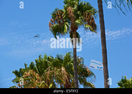 Avion de remorquage banderole aérienne annonce plus de traits de Long Beach Waterfront sur un week-end d'été. Banque D'Images