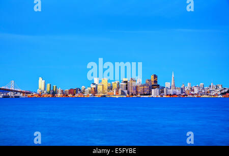 La ville de San Francisco comme vu de l'île au trésor dans la nuit Banque D'Images
