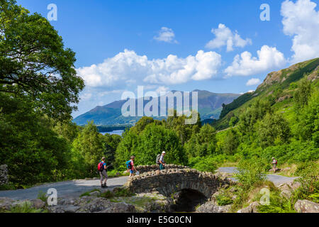 Lake District. Les marcheurs à Ashness avec pont massif Skiddaw dans la distance, Borrowdale, Parc National de Lake District, Cumbria, Royaume-Uni Banque D'Images