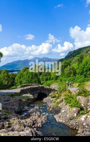 Les marcheurs à Ashness avec pont massif Skiddaw dans la distance, Borrowdale, Lake District, Cumbria, Royaume-Uni Banque D'Images