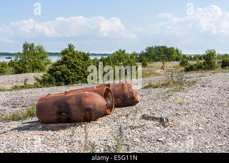 Plusieurs vieux rusty mines marines sur le terrain Banque D'Images