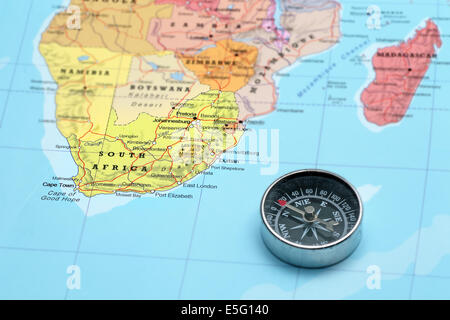 Boussole sur une carte indiquant à l'Afrique du Sud et la planification d'une destination de voyage Banque D'Images