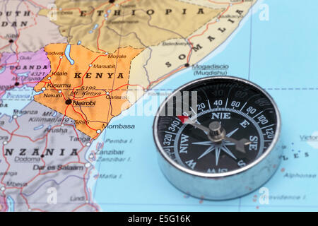 Boussole sur une carte indiquant au Kenya et la planification d'une destination de voyage Banque D'Images