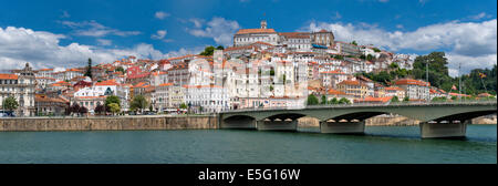 Beira Litoral, Portugal, Coimbra vieille ville et de l'université vu sur la rivière Mondego Banque D'Images