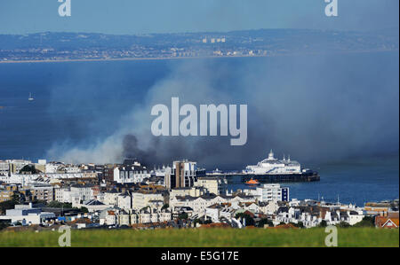 Eastbourne, Sussex, UK. 30 juillet, 2014. Panaches de fumée s'élever au-dessus de la jetée d''Eastbourne fire après avoir pris feu cet après-midi Banque D'Images