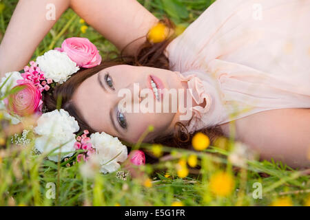 Femme avec couronne de fleurs dans un pré Banque D'Images