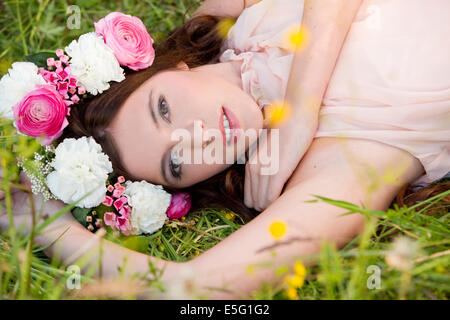 Femme avec couronne de fleurs dans un pré Banque D'Images