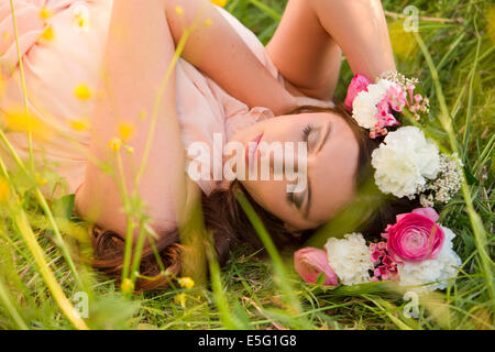 Femme avec couronne de fleurs dans un pré Banque D'Images