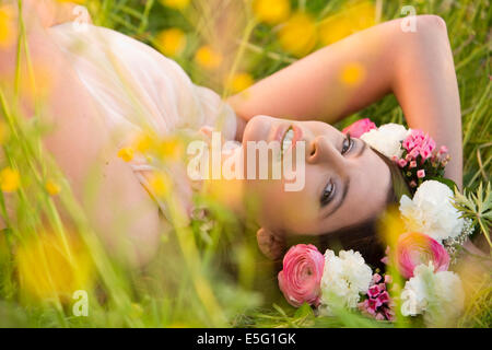 Femme avec couronne de fleurs dans un pré Banque D'Images