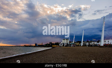 Avis de tempête au-dessus de la mer et de la plage à Southend-on-Sea au soir. Banque D'Images