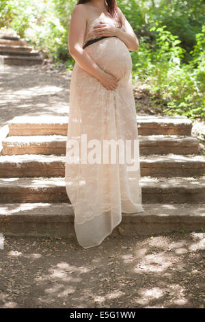 View of mother-to-be dans jardin Banque D'Images