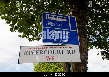 Rivercourt Road W6 street sign sur post, London Borough of Hammersmith & Fulham Angleterre Grande-bretagne UK Banque D'Images