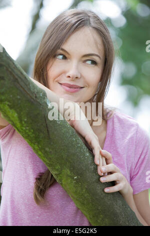 Portrait d'une femme à un arbre Banque D'Images