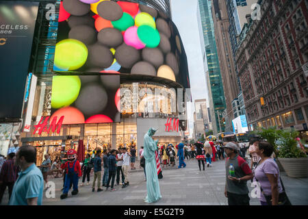 Des personnages costumés swarm Times Square à New York la mendicité pour des conseils Banque D'Images