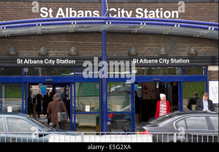 Entrée principale de St Albans Station Ferroviaire de la ville de St Albans, Hertfordshire, England, UK Banque D'Images