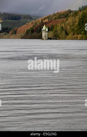 La tour gothique de l'effort sur le lac Vyrnwy (réservoir) Victorien Montgomeryshire, Powys, Wales, UK Banque D'Images