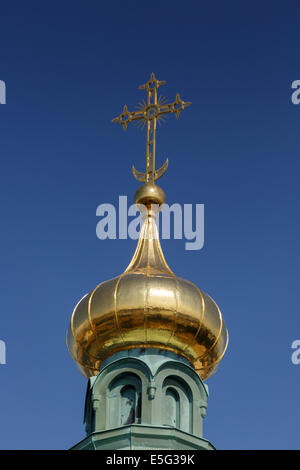 La principale doré en forme d'onion dome et croix en haut de la cathédrale Uspensky orthodoxe d'Helsinki. Banque D'Images