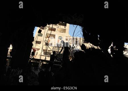 La ville de Gaza, la bande de Gaza. 30 juillet, 2014. Palestiniens inspecter une mosquée détruite après qu'il a été touché à une frappe israélienne. Credit : Ashraf Amra/APA/Images/fil ZUMA Alamy Live News Banque D'Images