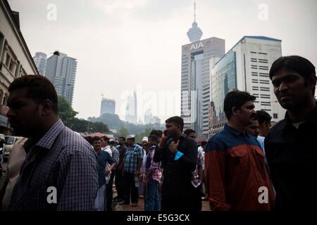 Kuala Lumpur, Malaisie. 28 juillet, 2014. Les travailleurs musulmans étrangers en Malaisie célébrer Eidl Fitr à Kuala Lumpur. Le monde musulman célèbre l'Aïd al-Fitr, un événement qui marque la fin du mois de Ramadan après l'observation du nouveau croissant de lune. © Diana :/ZUMA/ZUMAPRESS.com/Alamy fil Live News Banque D'Images