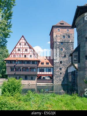 La célèbre Weinstadel et Wasserturm (Château d'eau) sur la rivière Pegnitz dans la ville allemande de Nuremberg. Banque D'Images