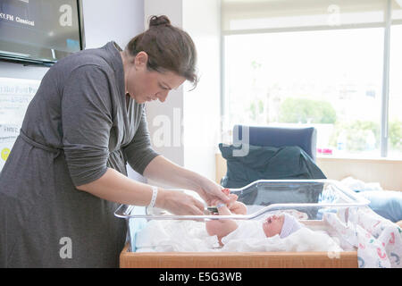 Avec mère fille nouveau-né (0-1 mois) Banque D'Images