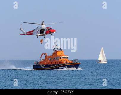 L'hélicoptère de recherche et sauvetage de la Garde côtière, treuil de sauvetage de la RNLI et l'homme, Grande-Bretagne, Royaume-Uni Banque D'Images