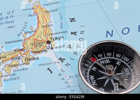 Boussole sur une carte indiquant au Japon et préparez un voyage avec destination Tokyo Banque D'Images